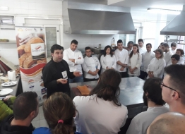 Un centenar de estudiantes de Hostelería de Burgos y León aprenden a hacer el Mejor Torrezno de Soria